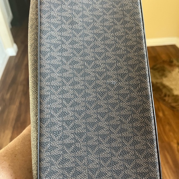 Beautiful Michael Kors purse - Picture 10 of 14